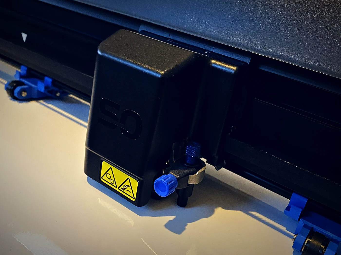 Werkstatt mit Folienregal, Arbeitstisch und Schneideplotter